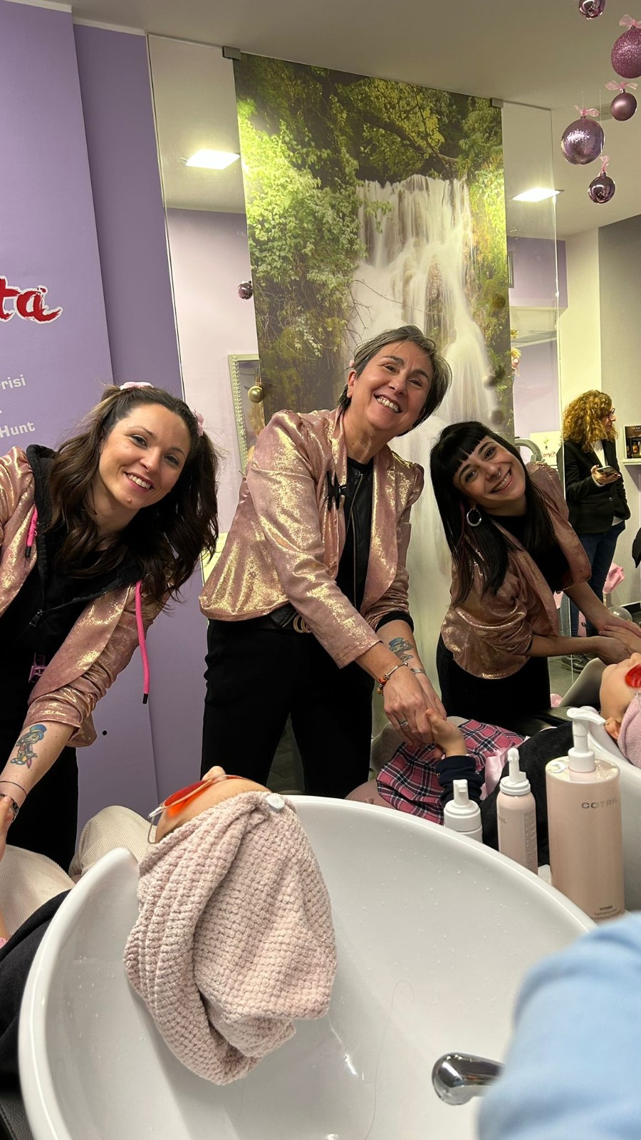 Il team Colorvita durante il lavaggio dei capelli