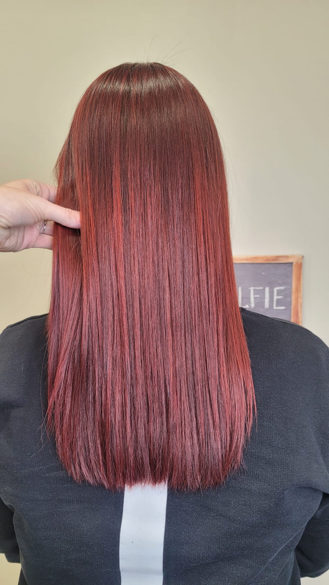Rosso intenso su capelli lisci